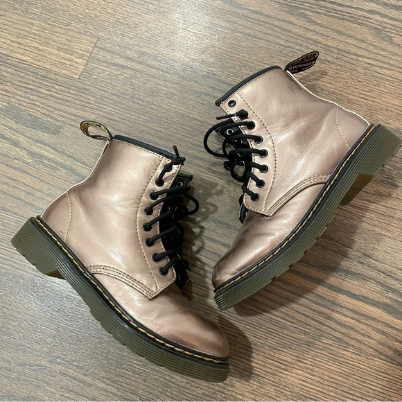 Dr.Martens Kids 1460 Boots vegan lace up boots ROSE GOLD CHROME PAINT METALLIC - Picture 7 of 16